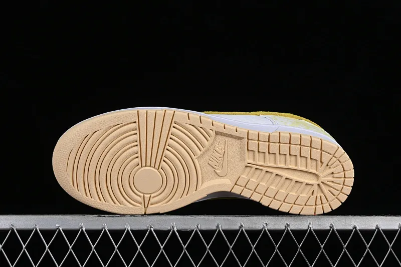 All categories Nk SB Dunk series Nk SB Dunk Low low-top sneakers Nk SB Dunk Low Prm yellow and white color SB smashed backboard fashion casual sneakers DM9467-700